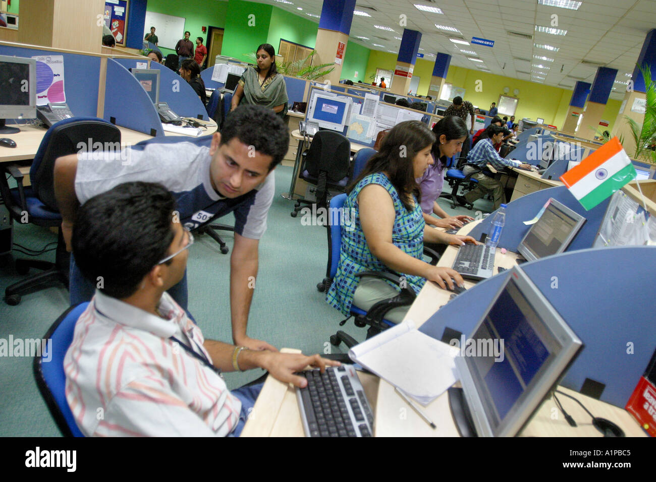 Indianer arbeiten in einem Callcenter, wo Geschäft von westlichen Firmen in Neu-Delhi in Indien ausgelagert ist. Stockfoto