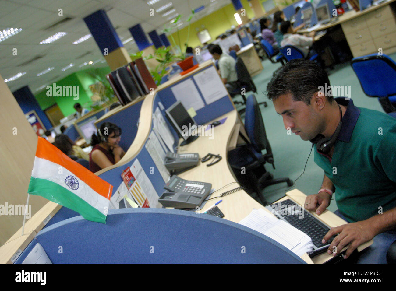 Indianer arbeiten in einem Callcenter, wo Geschäft von westlichen Firmen in Neu-Delhi in Indien ausgelagert ist. Stockfoto