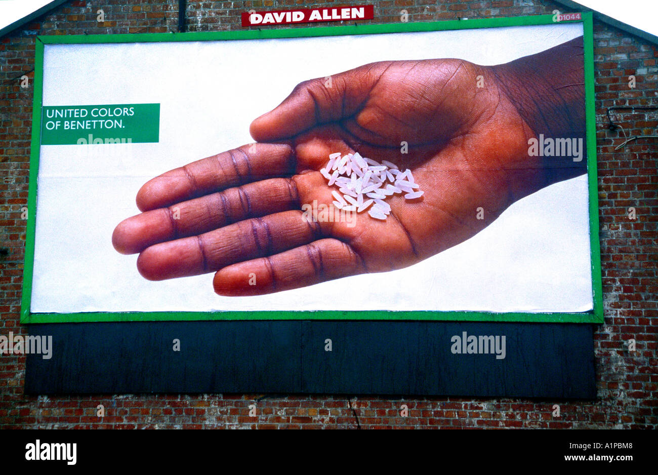 Dun Laoghaire Irland Port Bereich Benetton Billboard schwarze Hand mit Reiskörnern Stockfoto