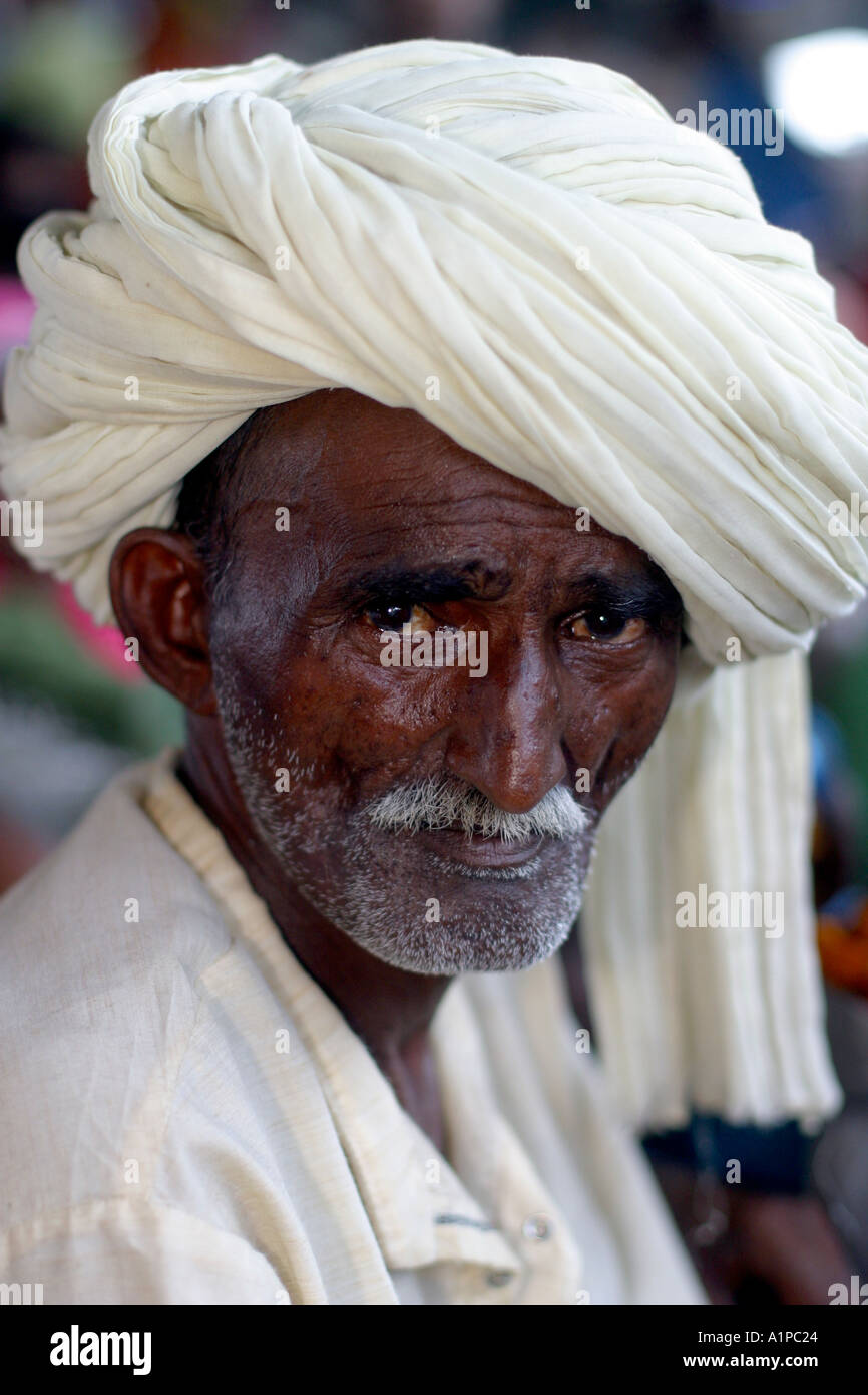 Porträt eines Mannes mit weißen Turban in Indien Stockfoto