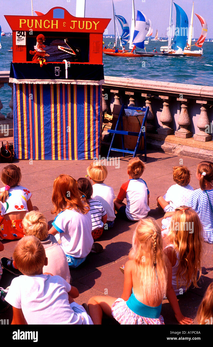 Kinder beobachten am Meer Punch and Judy show Cowes Isle Of Wight England Stockfoto