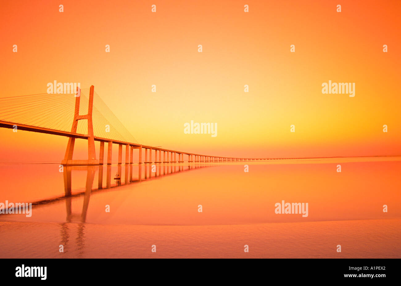 Brücke Vasco da Gama in der Dämmerung Lissabon Portugal Europa Stockfoto