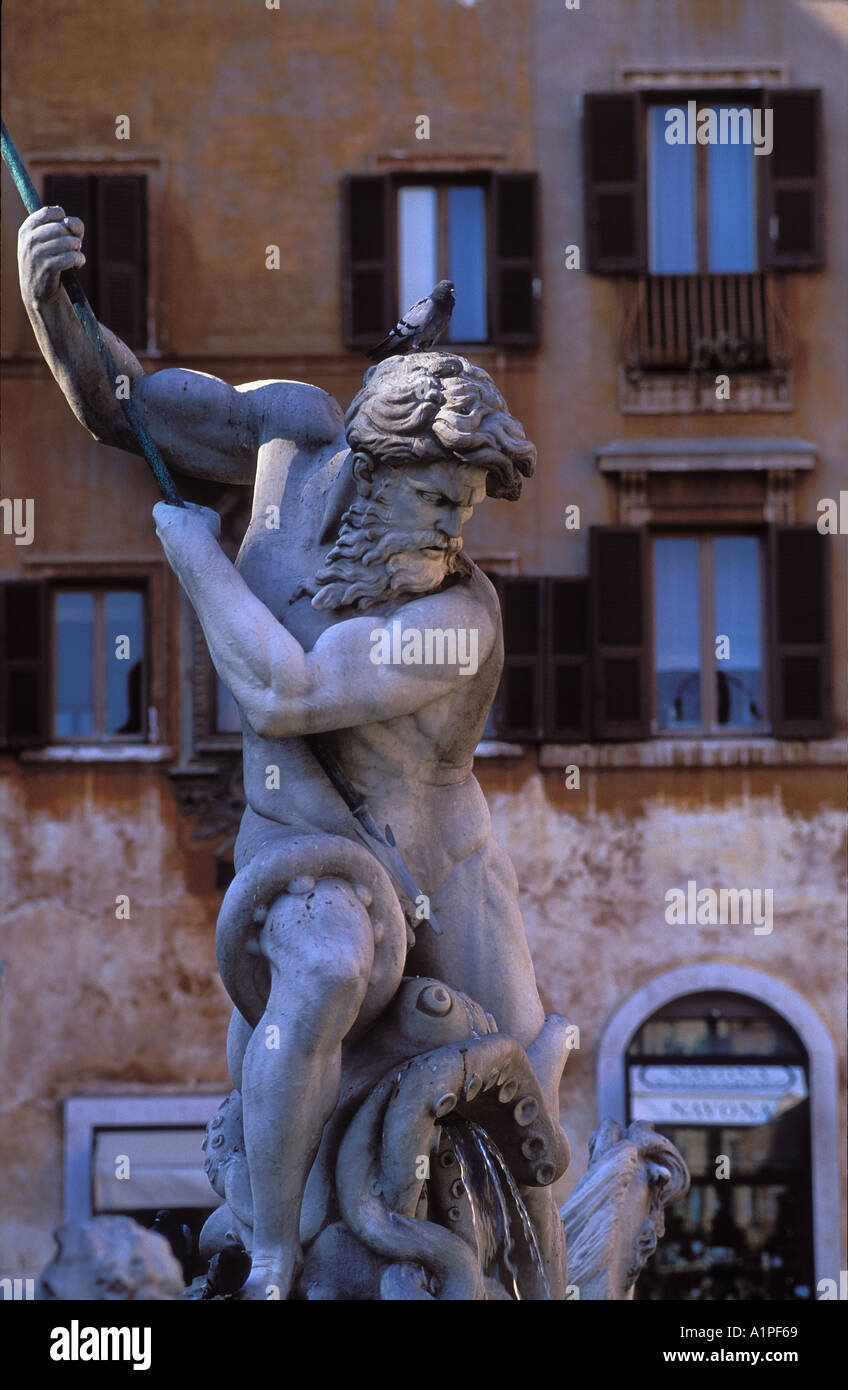 Eine Taube auf den Kopf einer Statue Brunnen King Neptune am Piazza Navona-Rom Italien Stockfoto