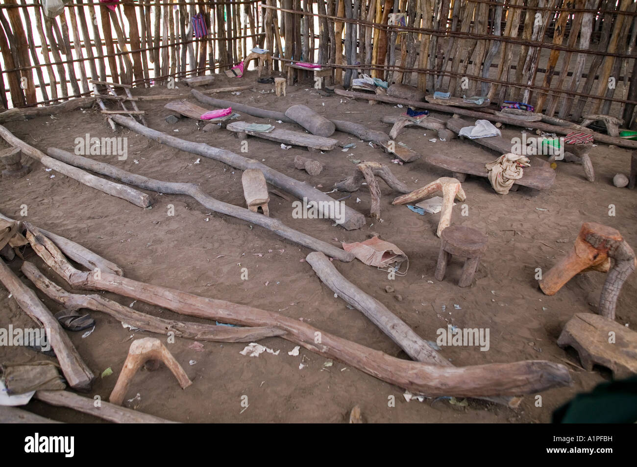Protokolle verwendet für Sitze in einem ländlichen Klassenzimmer in Awassa Dorf in Äthiopien Stockfoto
