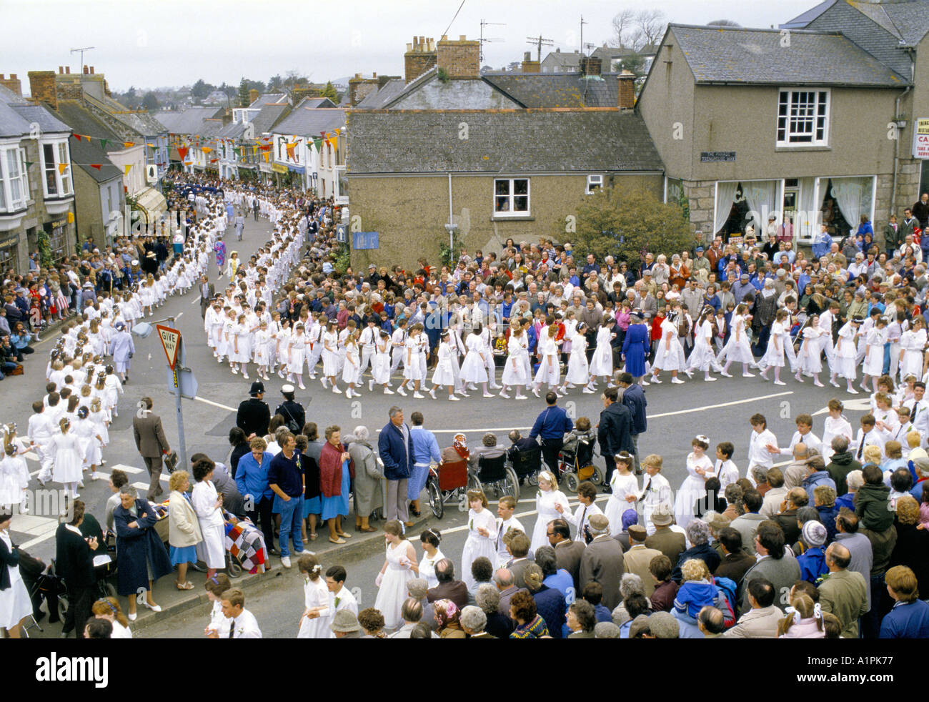 Helston Cornwall, der Kindertanz beim Helston Furry Dance Flora Dance Day, einer jährlichen Veranstaltung am 8. Mai. 1989 1980er Jahre England HOMER SYKES Stockfoto