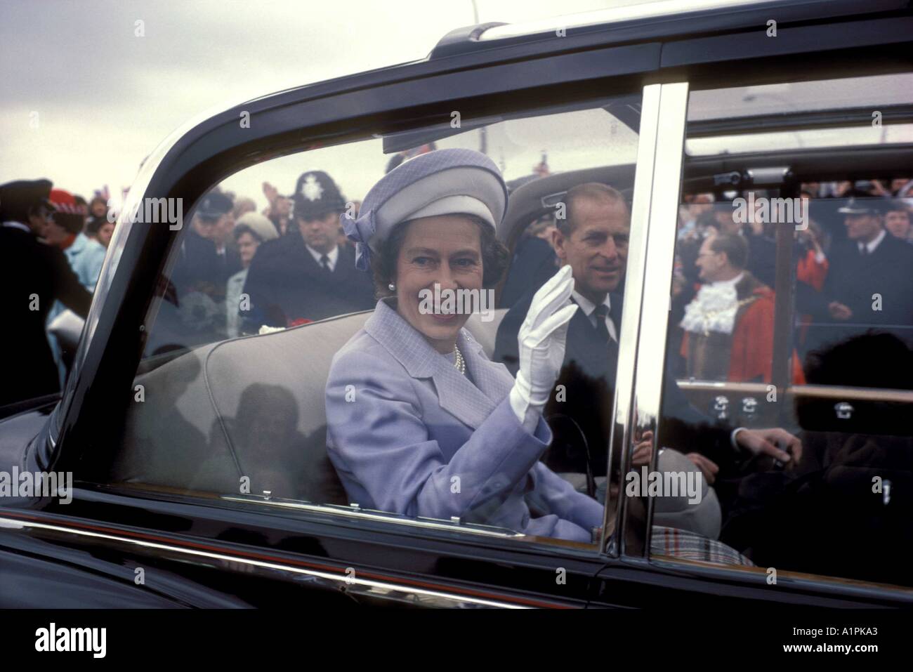 Königin Elizabeth II winkt mit Duke of Edinburgh im Auto und trifft die Verfechter Southwark London Queens Silver Jubilee UK 1977 1970s HOMER SYKES Stockfoto