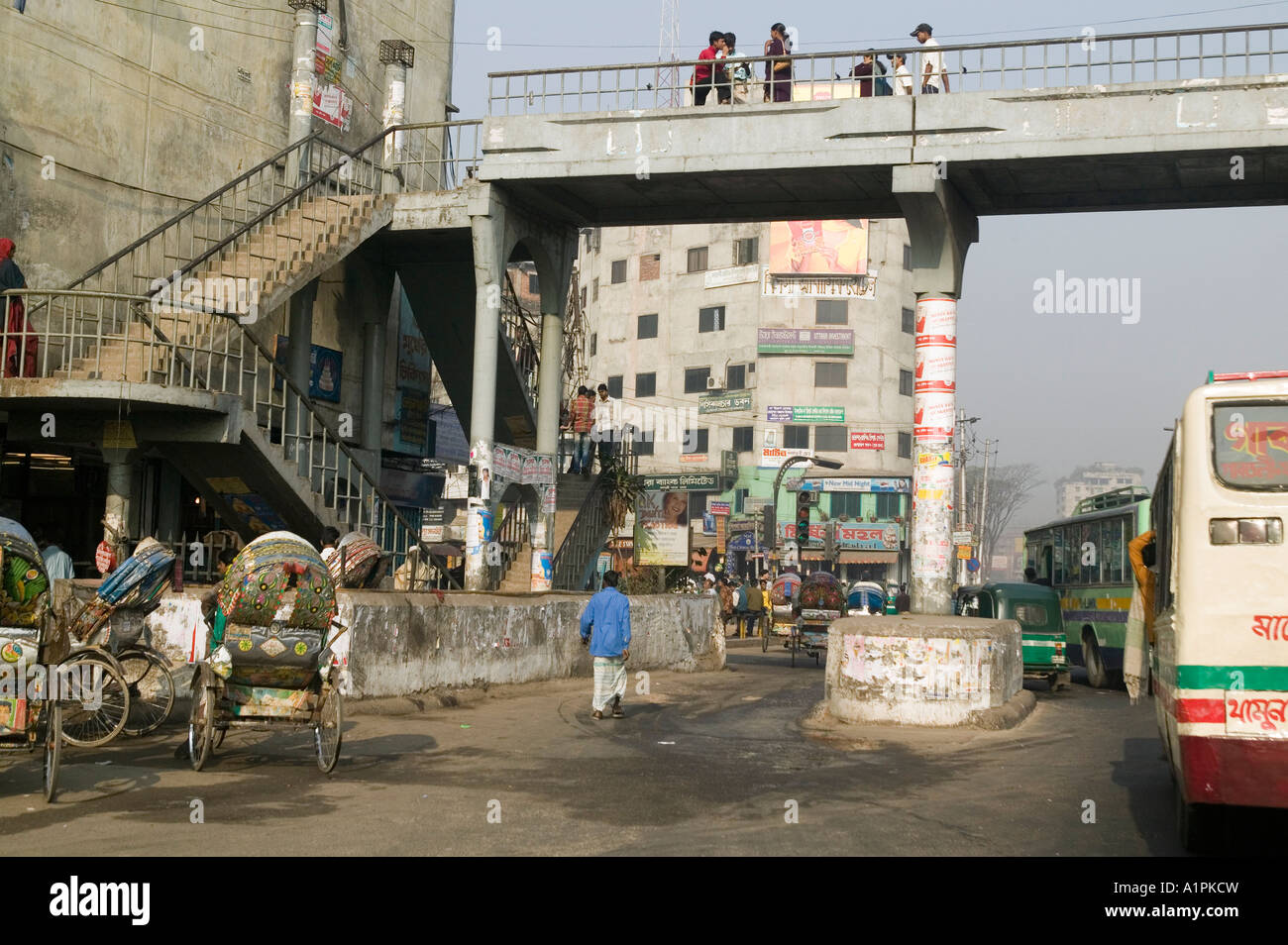 Fußgänger gehen auf Überführung in Dhaka Bangladesch Stockfoto