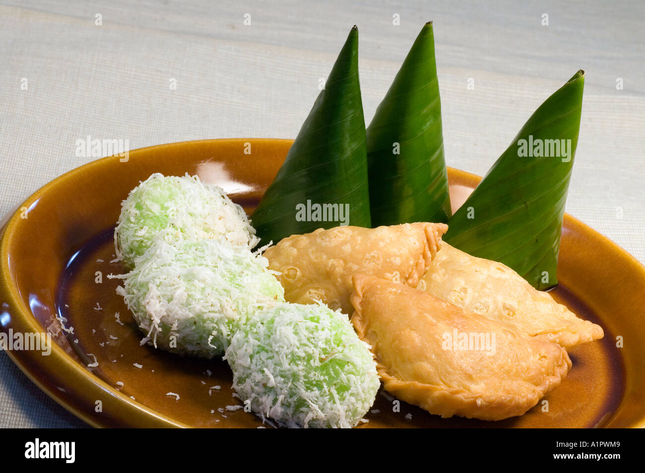 Traditionelle malaysische "Kuih" oder Snacks, Onde-Onde Kuih Kochi und Curry-Puffs Stockfoto