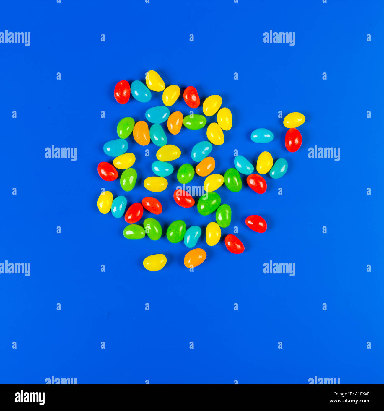 Jelly Bean Süßigkeiten auf blauem Hintergrund. Stockfoto