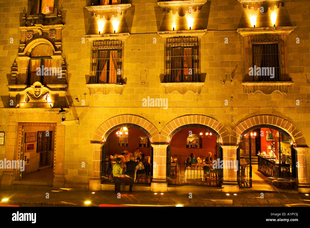 Mexiko San Miguel de Allende Gönner Barkeeper und Leute schauen in Restaurant von Canal Street gegenüber el Jardin Stockfoto