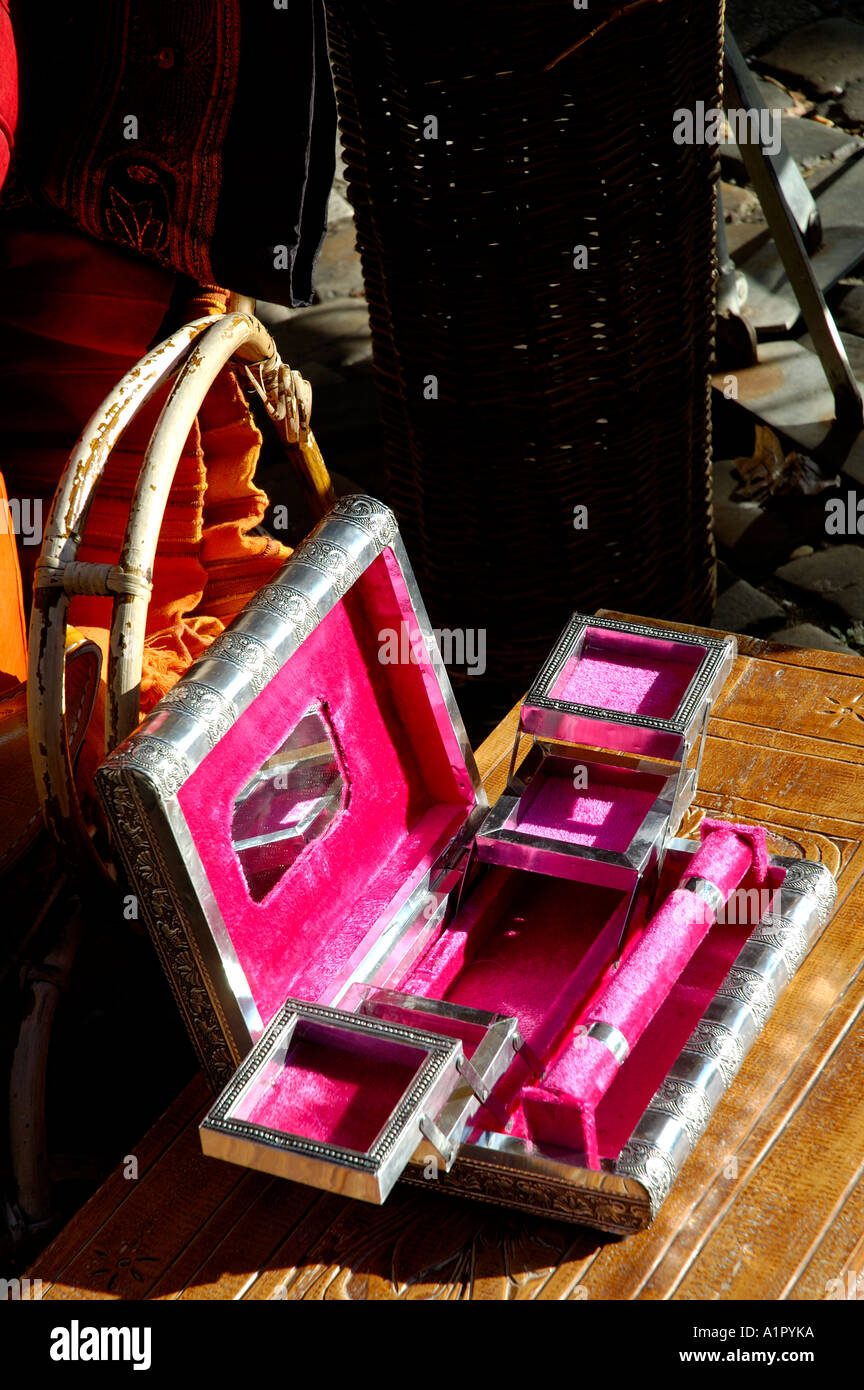Velvet jewelry -Fotos und -Bildmaterial in hoher Auflösung – Alamy