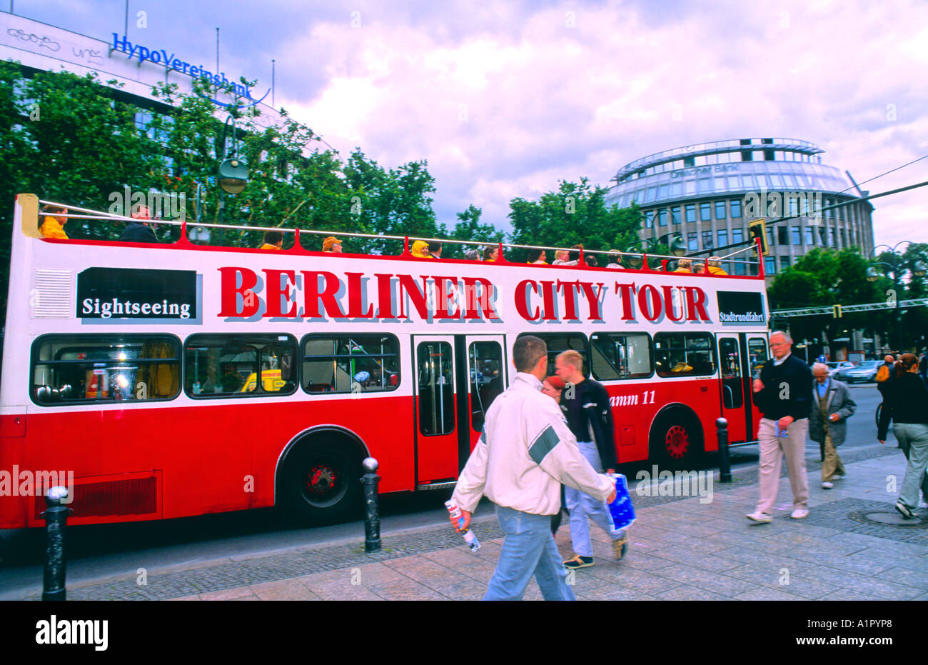 Touristischen Doppeldecker-Bus auf Stadtrundfahrt mit Touristen, Berlin, Deutschland, Europa Stockfoto