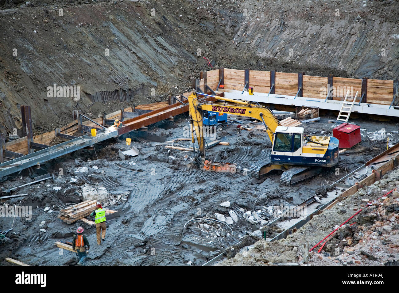 ILLINOIS-Chicago-zwei Männer Fuß durch Bau Website tiefes Loch im Boden Frontlader Maschine Fundamentrahmen Stockfoto