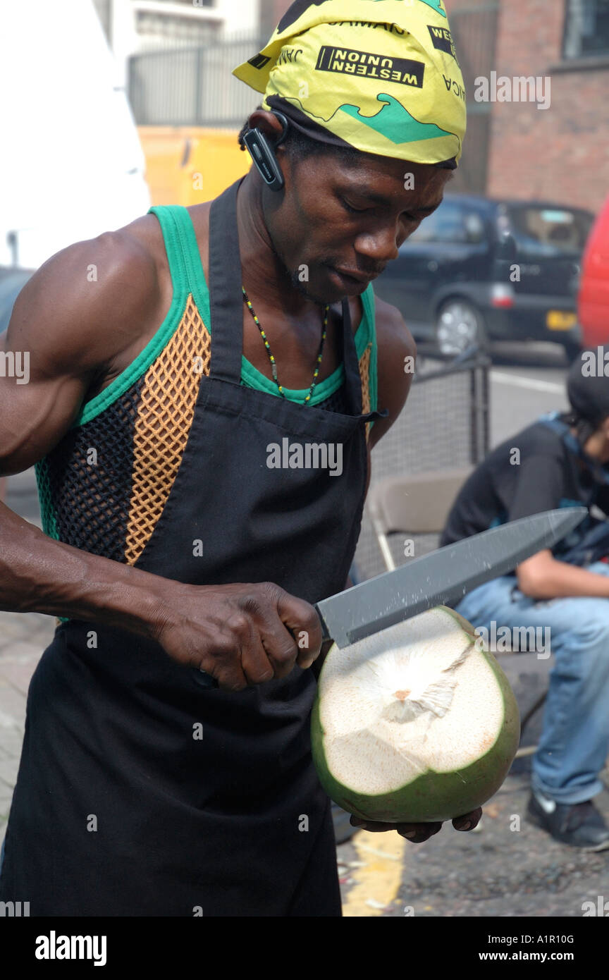 Schneiden eine Kokosnuss in Vorbereitung, in Straßenstand zu verkaufen. Stockfoto