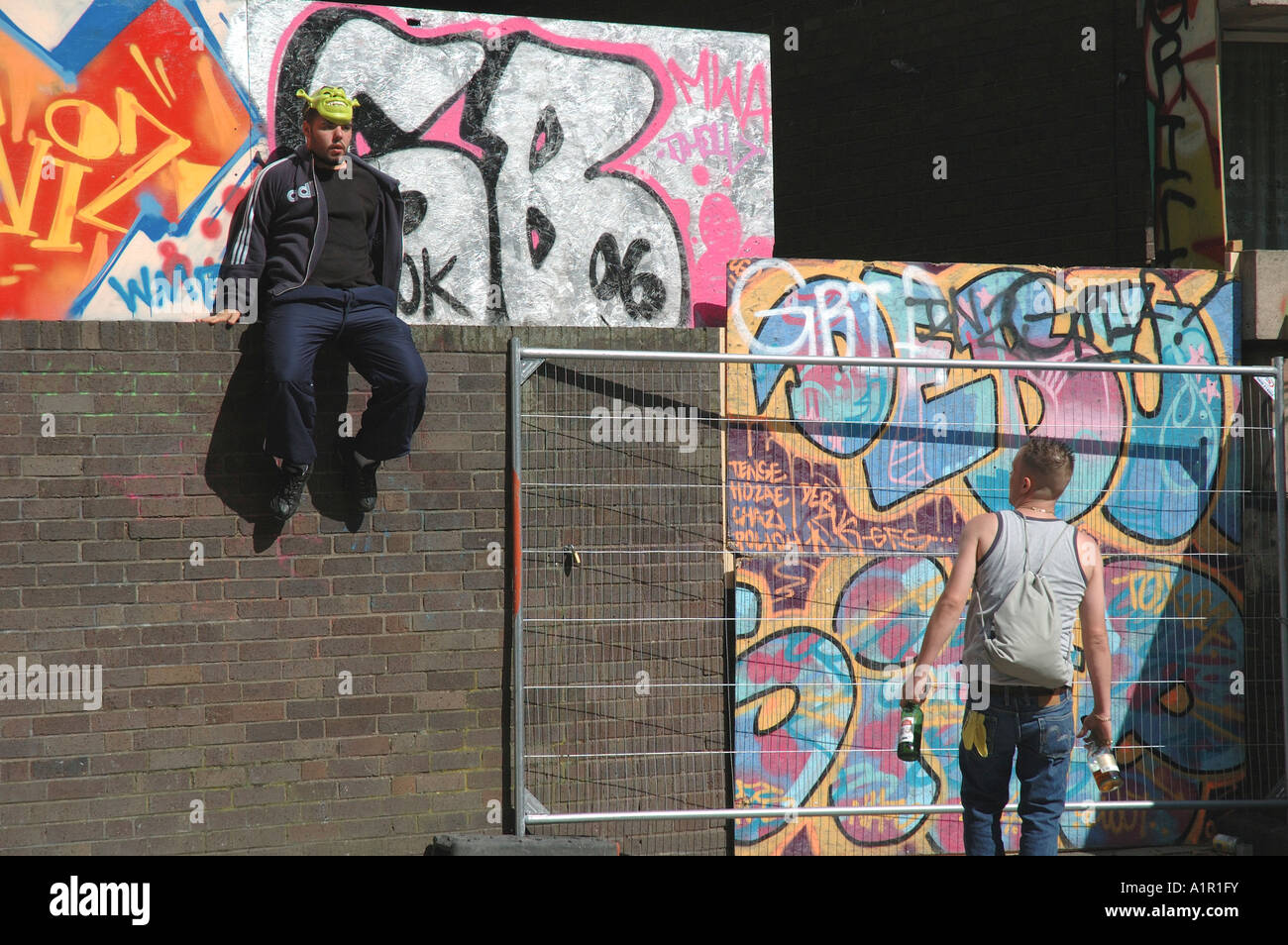 Jugendliche bis keine gute Flucht über die Mauer in innerstädtische Wohnsiedlung. Stockfoto