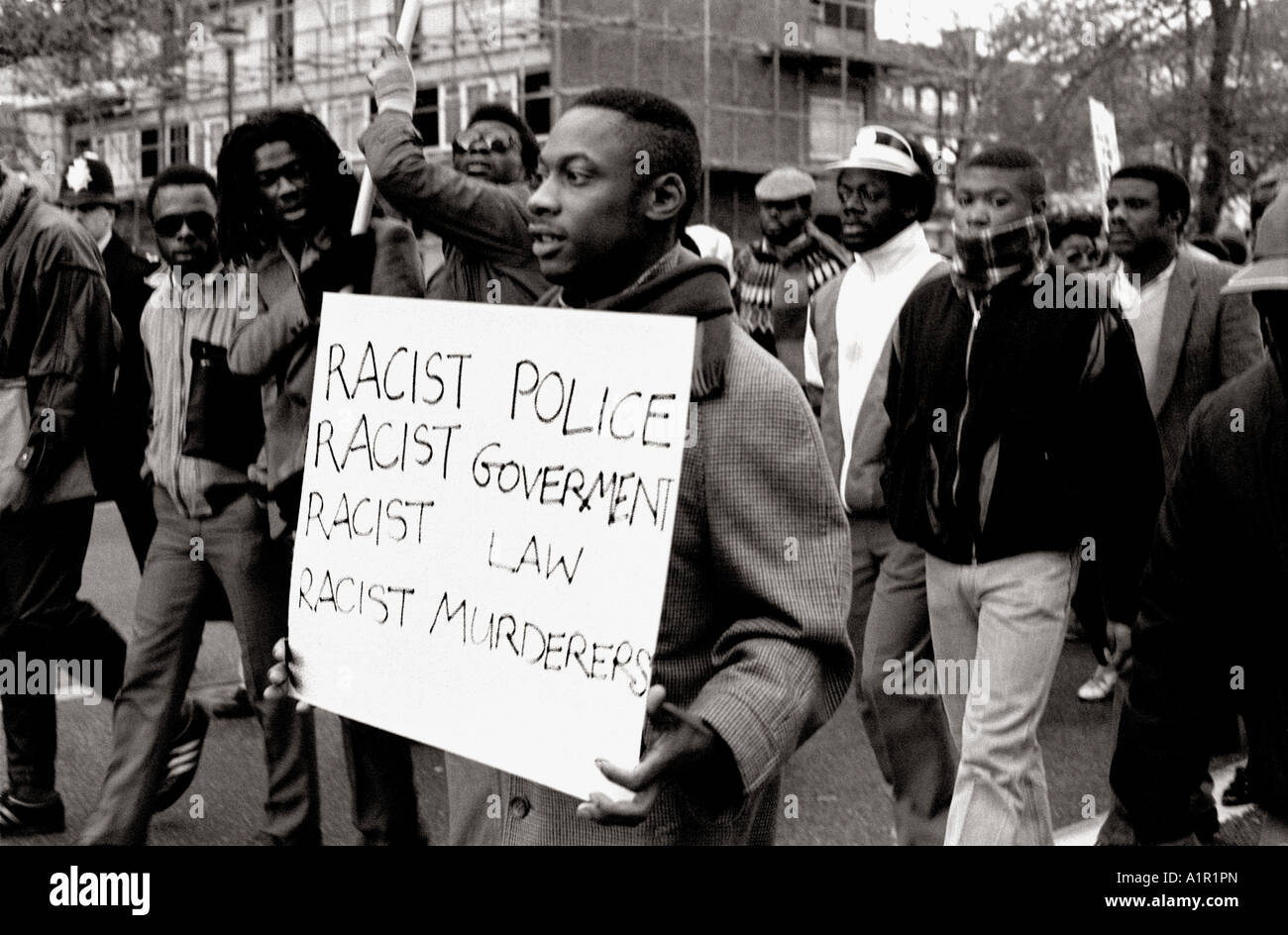 Schwarze Menschen marschieren durch London in der Mitte 80 kämpfen für Gerechtigkeit und Gleichberechtigung für Menschen mit schwarzer Hautfarbe. Stockfoto