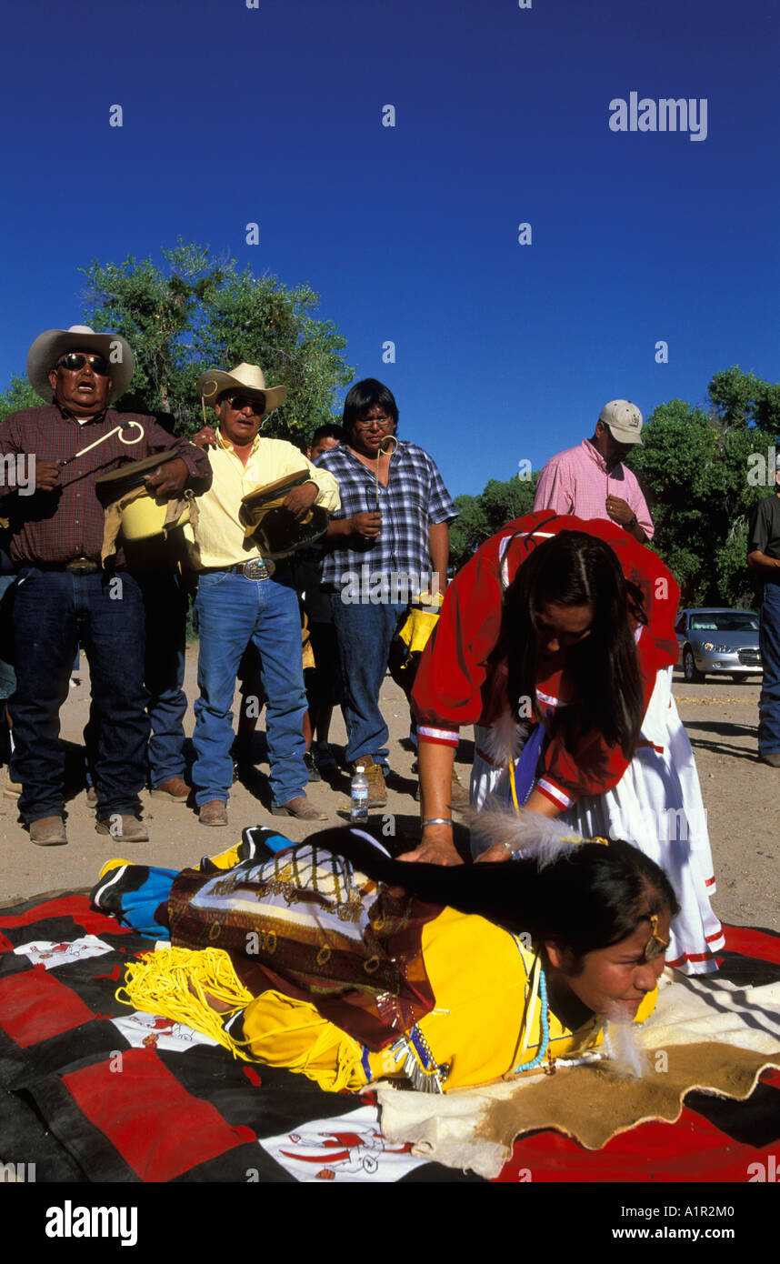 Ein Apache-Girl wird von ihrer Patentante während ihr Sunrise-Tanz auf die San Carlos Indian Reservation Arizona USA massiert. Stockfoto