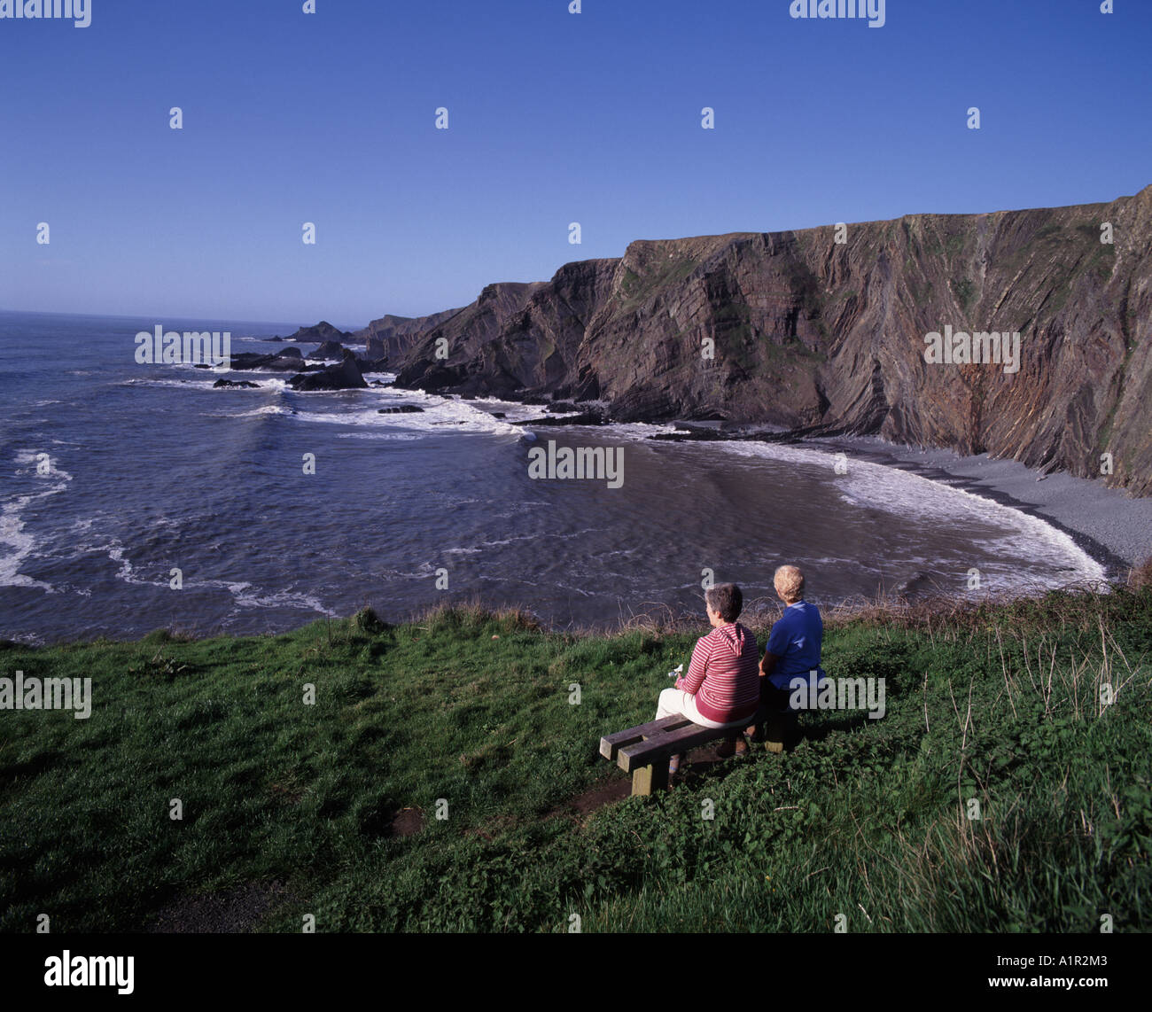 Zeit, wo Sie auf das Meer an einem Sommer Abend mit Wellen brechen sich am Strand in Hartland Quay an der Nordküste von Devon Stockfoto