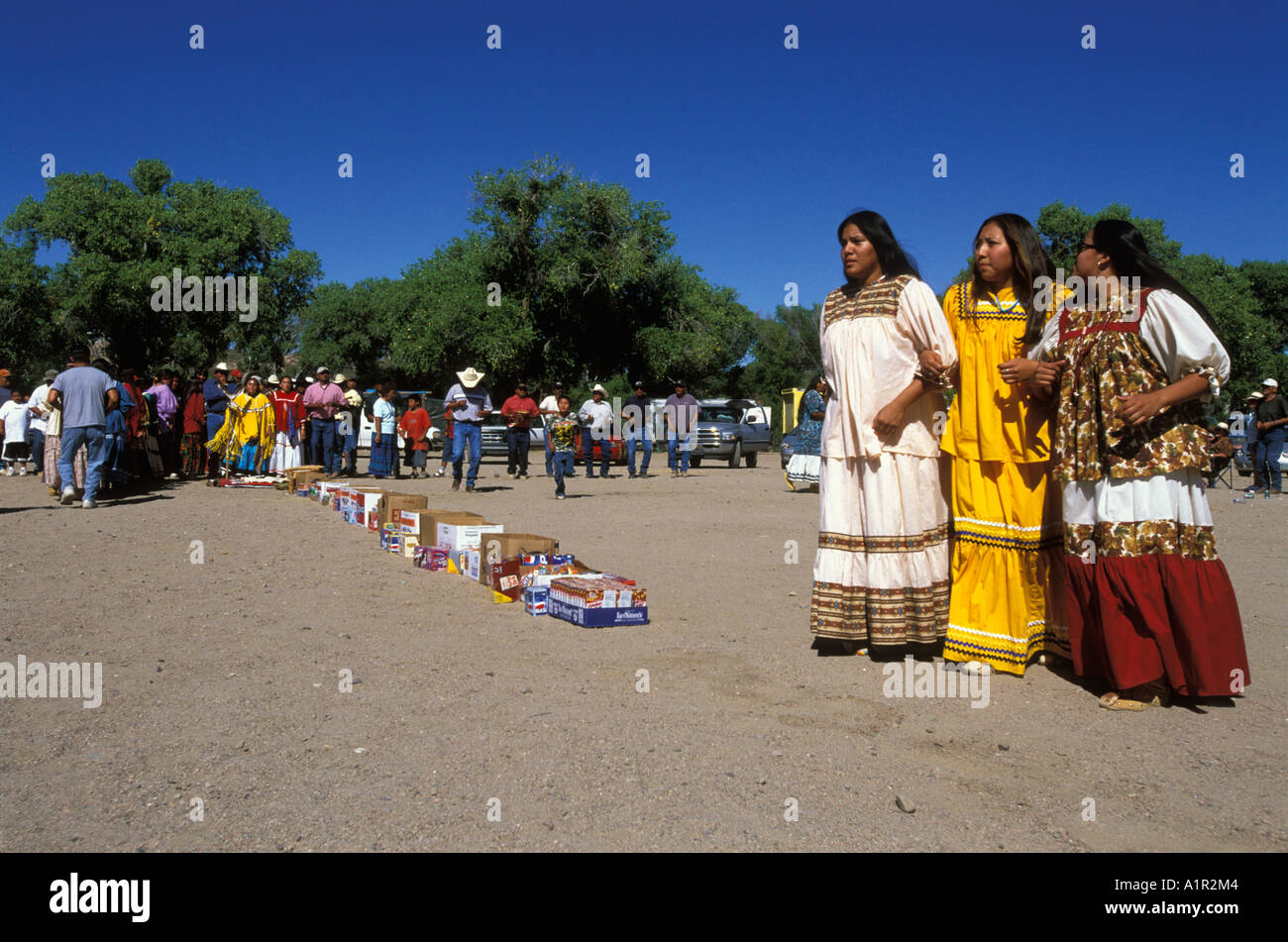 Apache Indianer tanzen während einer Sonne steigen Tanz einen erste Menstruation Ritus auf der San Carlos Indian Reservation Arizona Stockfoto
