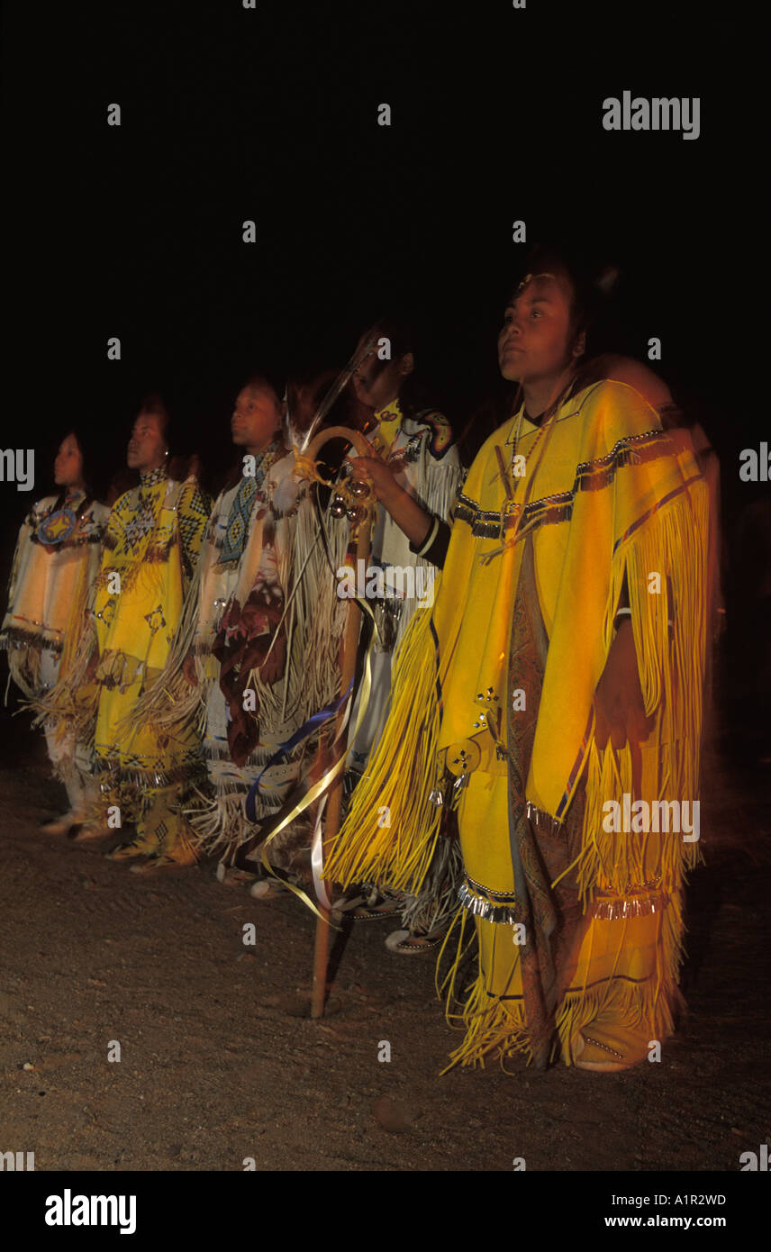 Eine Apache Mädchen tanzt zusammen mit vier anderen Mädchen in ihrem Sunrise-Tanz auf die San Carlos Indian Reservation Arizona USA Stockfoto