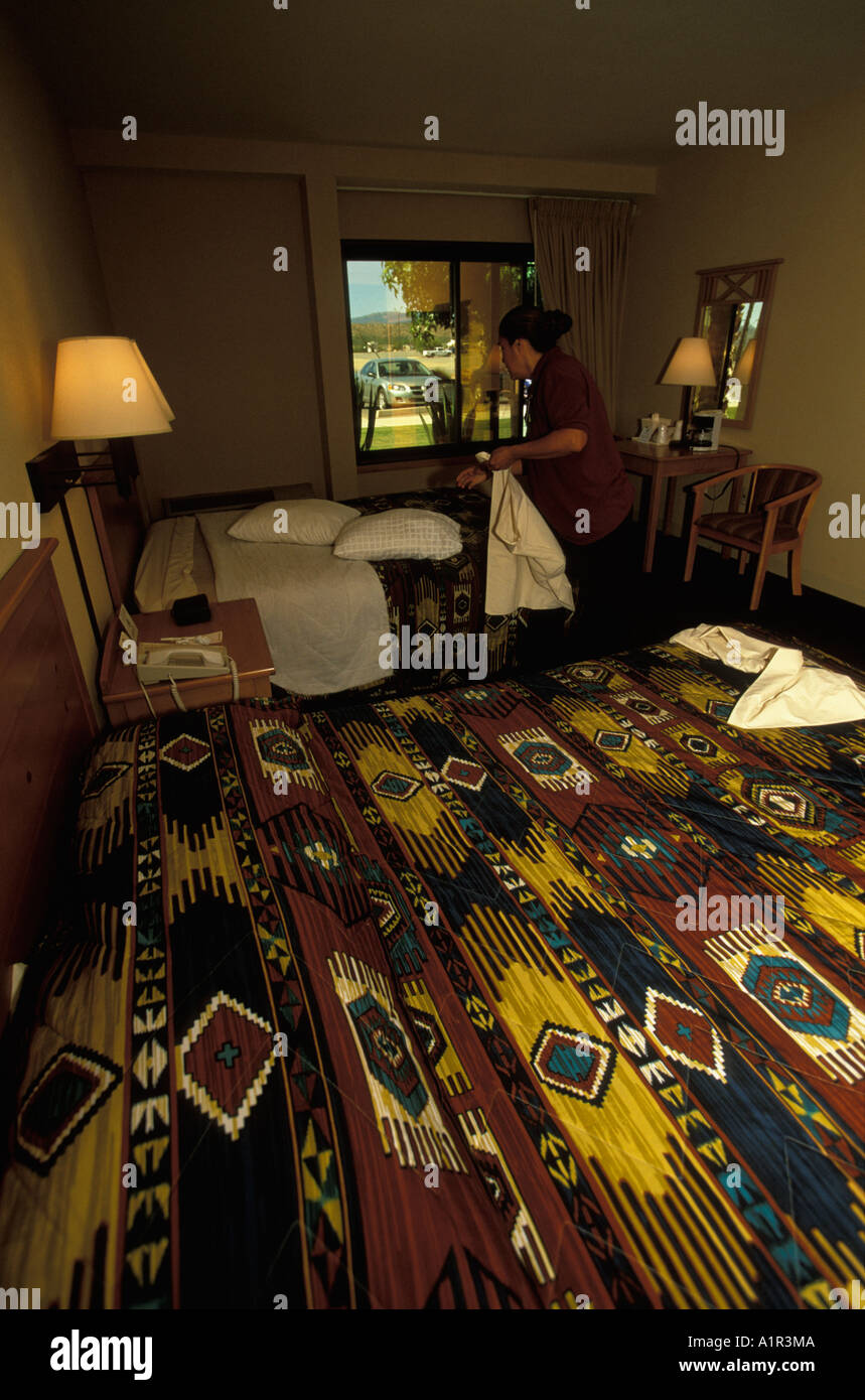 Ein Mädchen macht einen Raum in das Best Western Motel angebracht zum Apache Gold Casino San Carlos Reservation Arizona USA Stockfoto