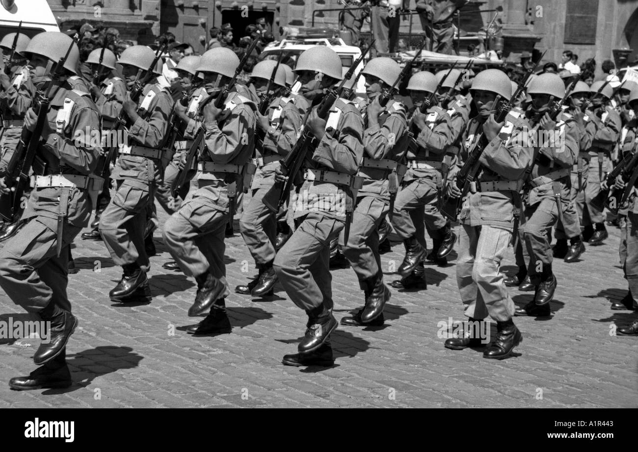 Kleine Soldaten Straße öffentlichen Quadrat Parade Display im freien anonymen Mann ohne Gesicht Männer Cuzco Peru Südamerika Latein Stockfoto
