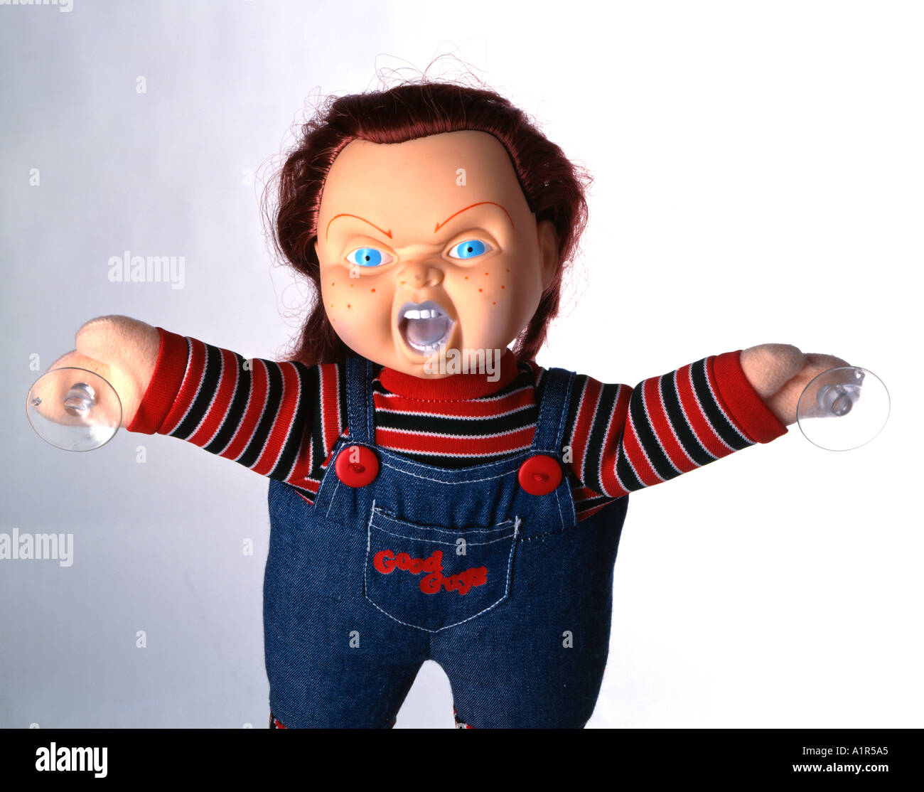 Sauggreifer Serienkiller Chucky Puppe, mit einem heftigen Ausdruck für Autoscheiben Stockfoto