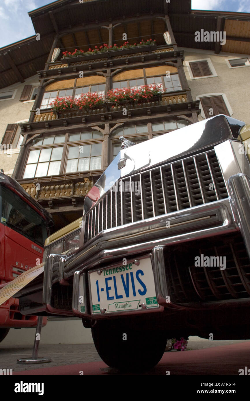Elvis Presleys letzten Cadillac vor Haus im Tiroler Stil, Italien Stockfoto Elvis Presleys letzten Cadillac vor Haus im Tiroler Stil, Italien Stockfoto