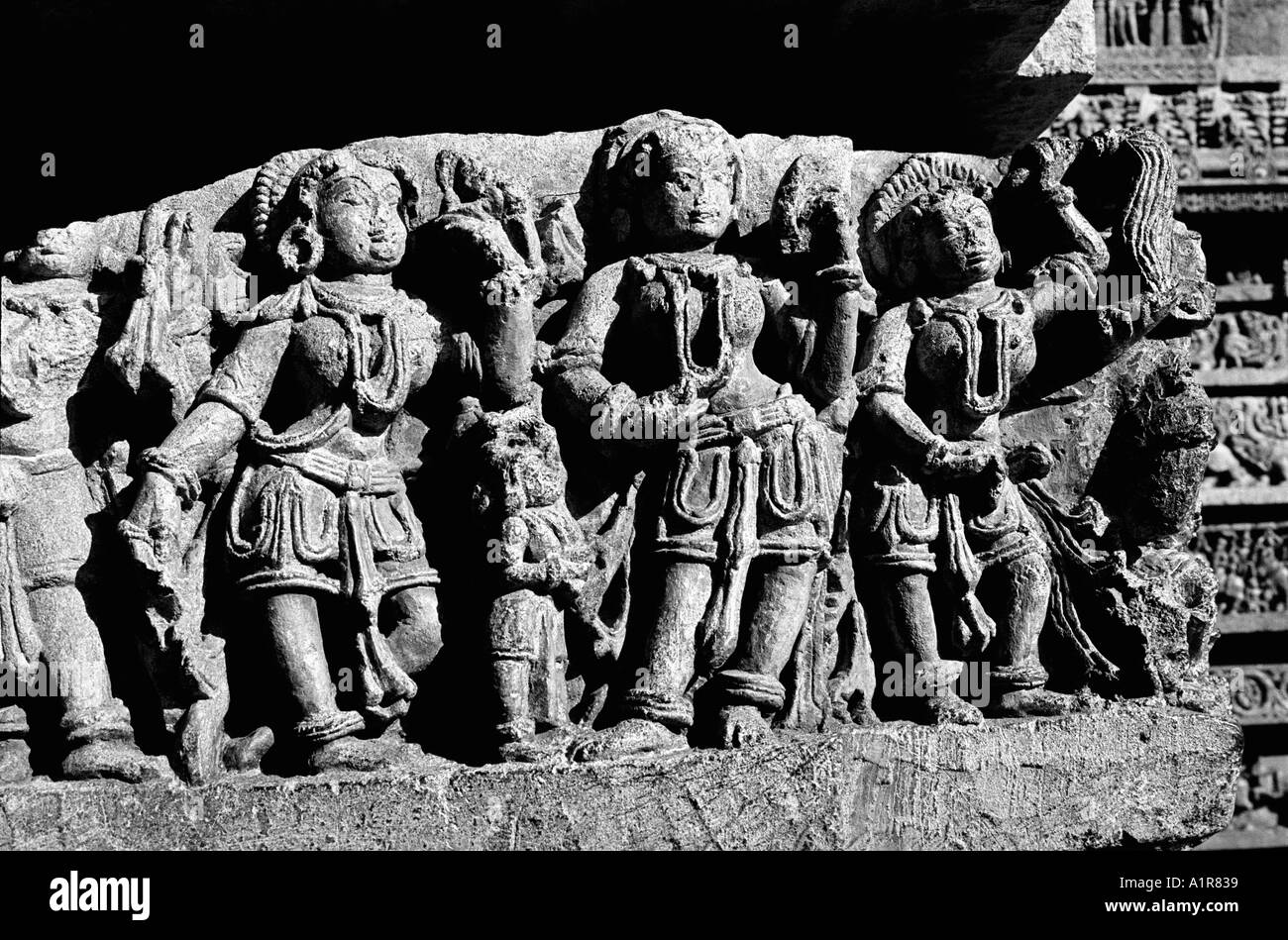 Steinskulptur Belur drei tanzende Damen mit schweren Schmuck Stockfoto