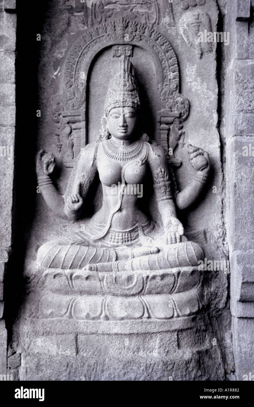 Skulptur des Sitzens auf Lotusblüte Lord Shiva Gangoikonda Karnataka Indien Stockfoto