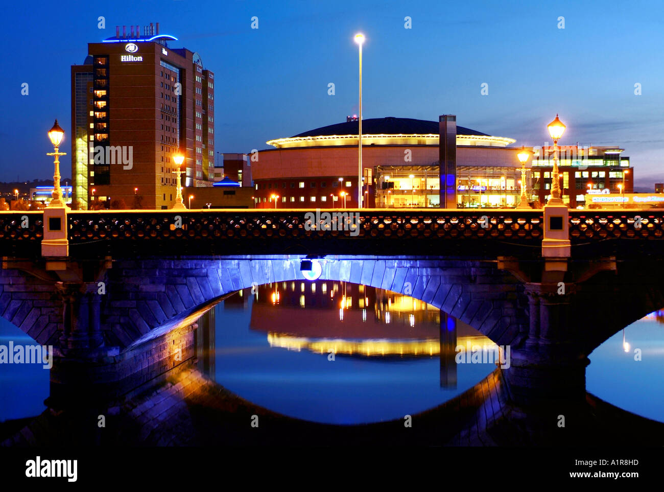 Waterfront Hall, Queen es Brücke, Belfast, Nordirland Stockfoto