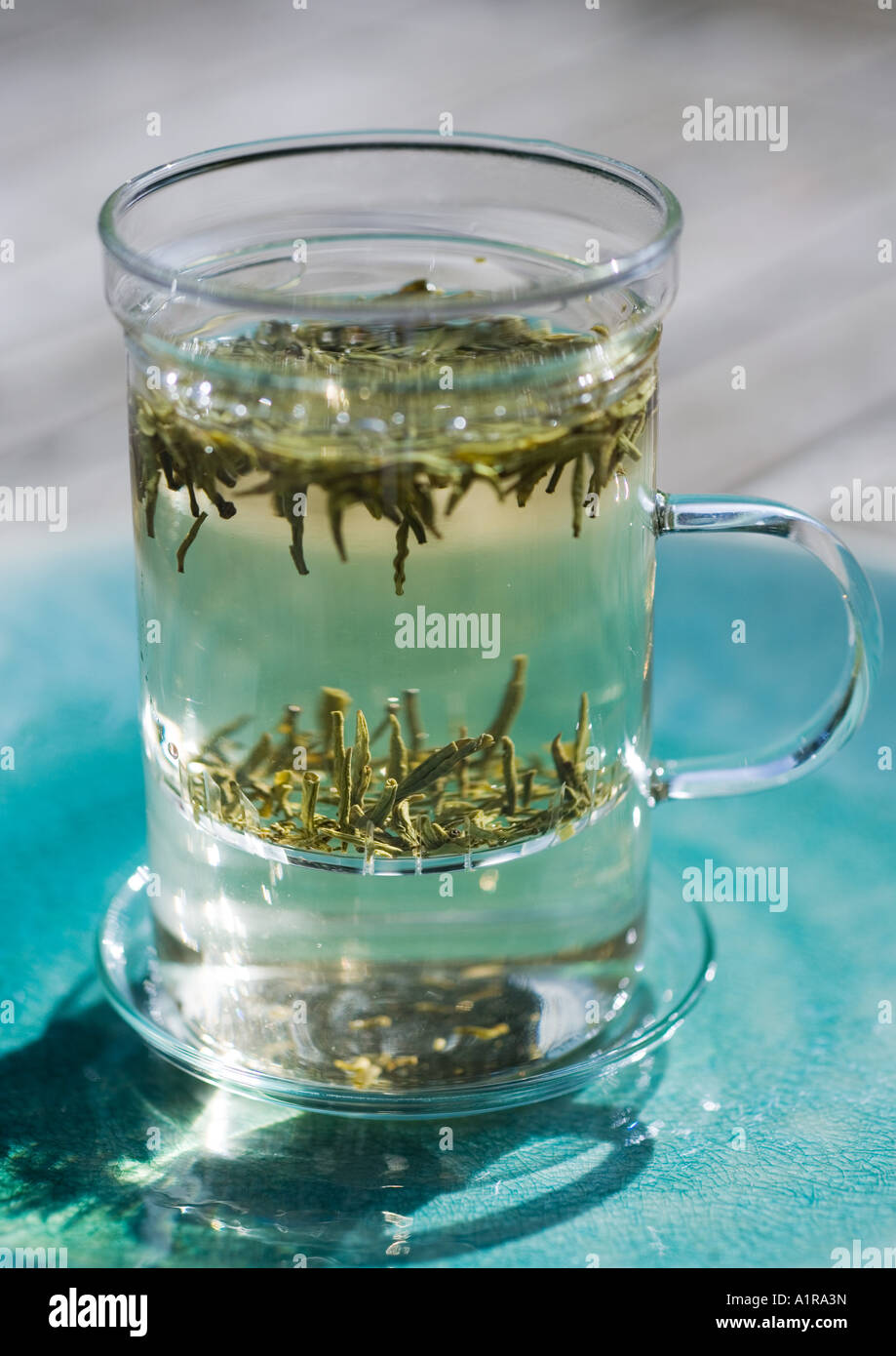 Tasse Tee mit losen Teeblätter Stockfoto