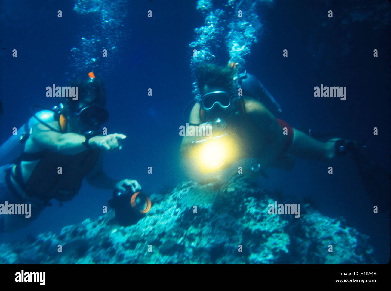 Haut-Taucher erkunden Florida Frühling mit Unterwasserbeleuchtung Stockfoto