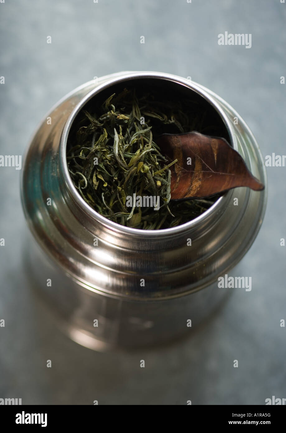 Lose Teeblätter in Container, erhöhte Ansicht Stockfoto