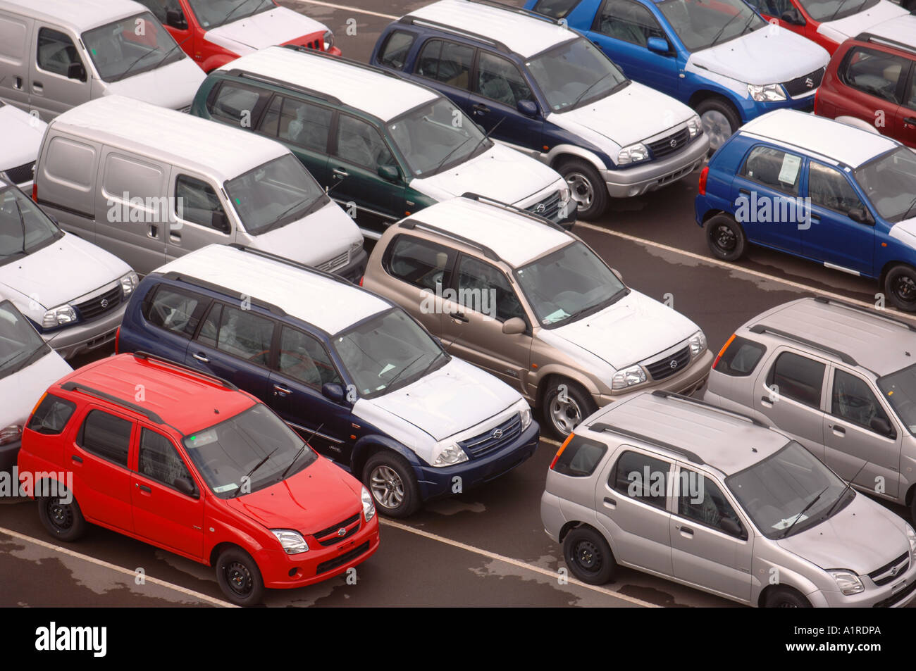 NEUE SUZUKI PKW UND TRANSPORTER GEPARKT IN AVONMOUTH DOCKS IN DER NÄHE VON BRISTOL UK Stockfoto