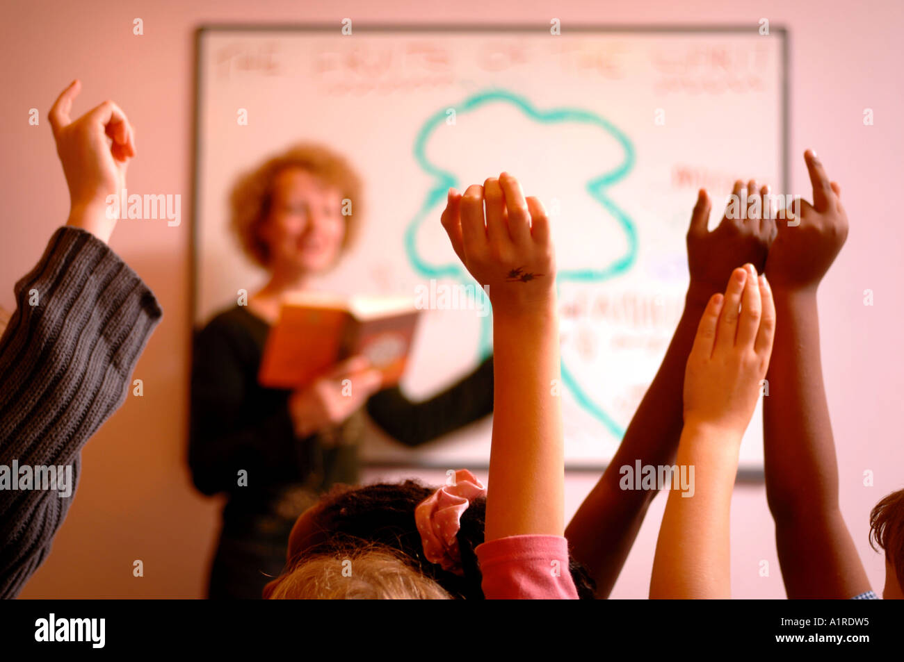 EINE SONNTAGSSCHULLEHRER DEMONSTRIEREN DIE FRÜCHTE DES GEISTES AUF EIN WHITEBOARD-UK Stockfoto