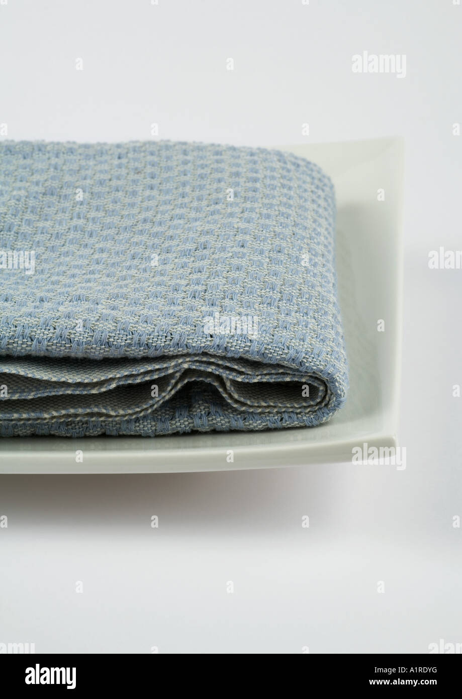 Handtuch gefaltet auf quadratische Teller Stockfoto