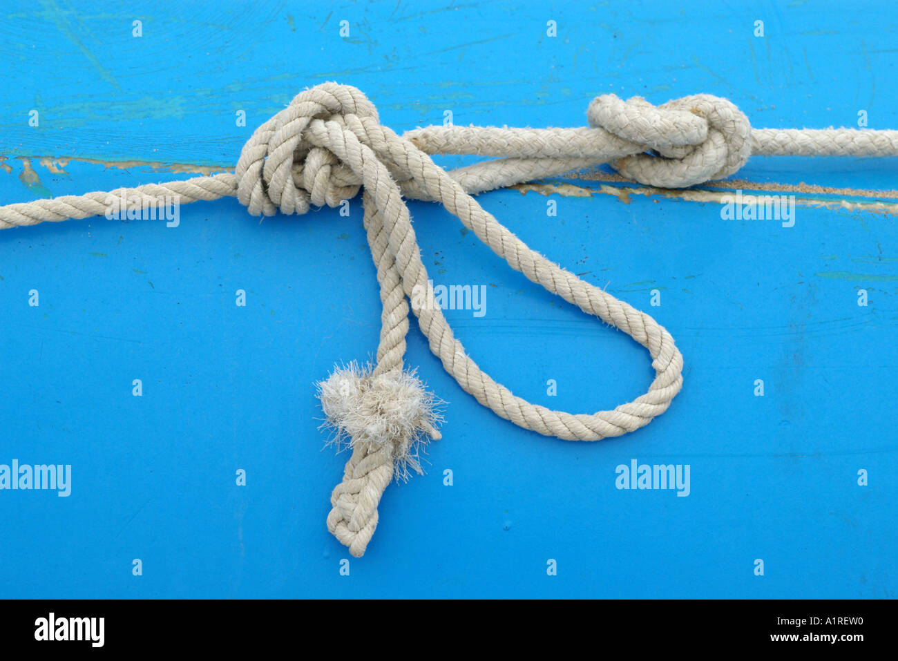 Maritime: Nautische Knoten. -Nahaufnahme von Seil gebunden, blaues Boot. Stockfoto