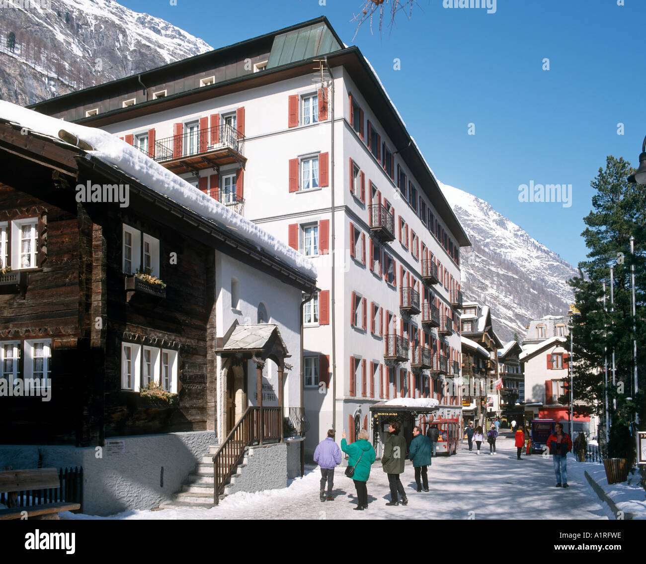 Main Street im Zentrum von Zermatt, Berner Alpen, Schweiz Stockfoto