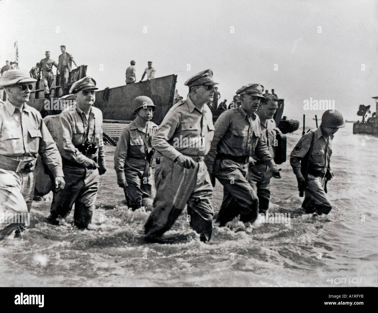 General Douglas MacArthur watet an Land während der ersten Landung auf Leyte, Philippinische Inseln 20. Oktober 1944 Stockfoto