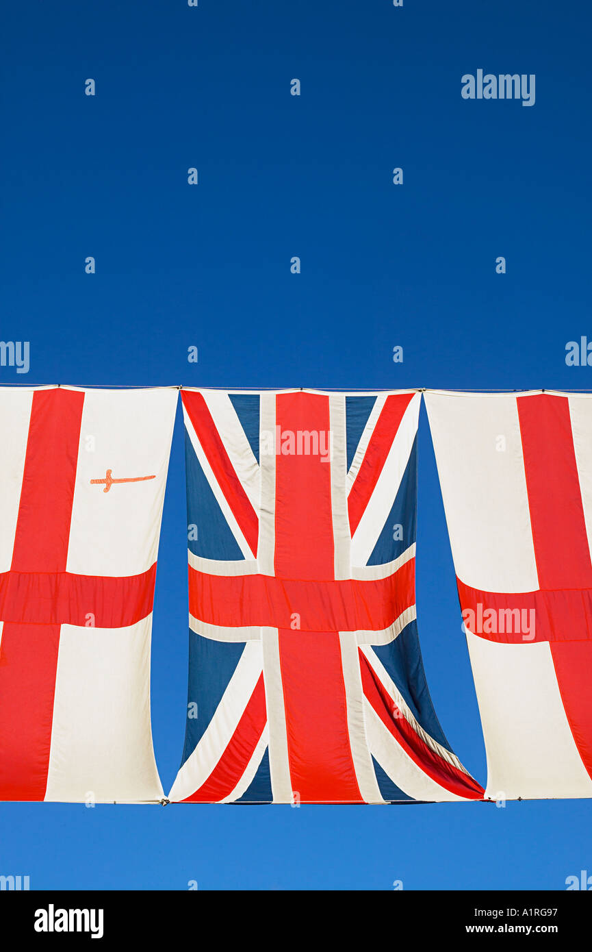 Union Jack mit Flagge von Saint George in der Londoner City fliegen Stockfoto