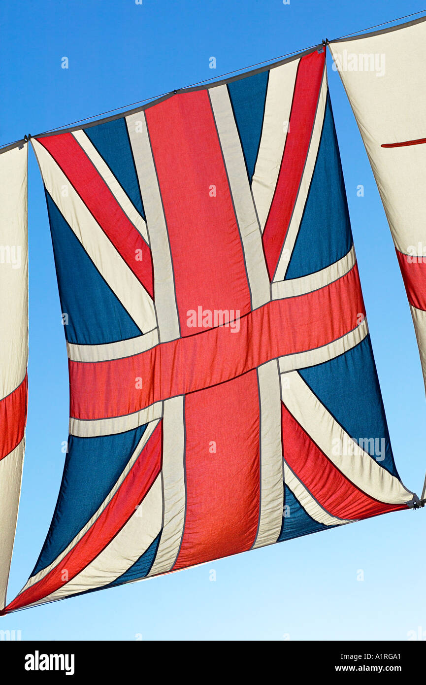 Union Jack mit Flagge von Saint George in der Londoner City fliegen Stockfoto