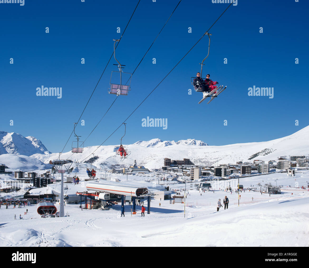 Sessellift und Blick über die Hänge, Ortszentrum, Alpe d ' Huez, Isere, Französische Alpen, Frankreich Stockfoto
