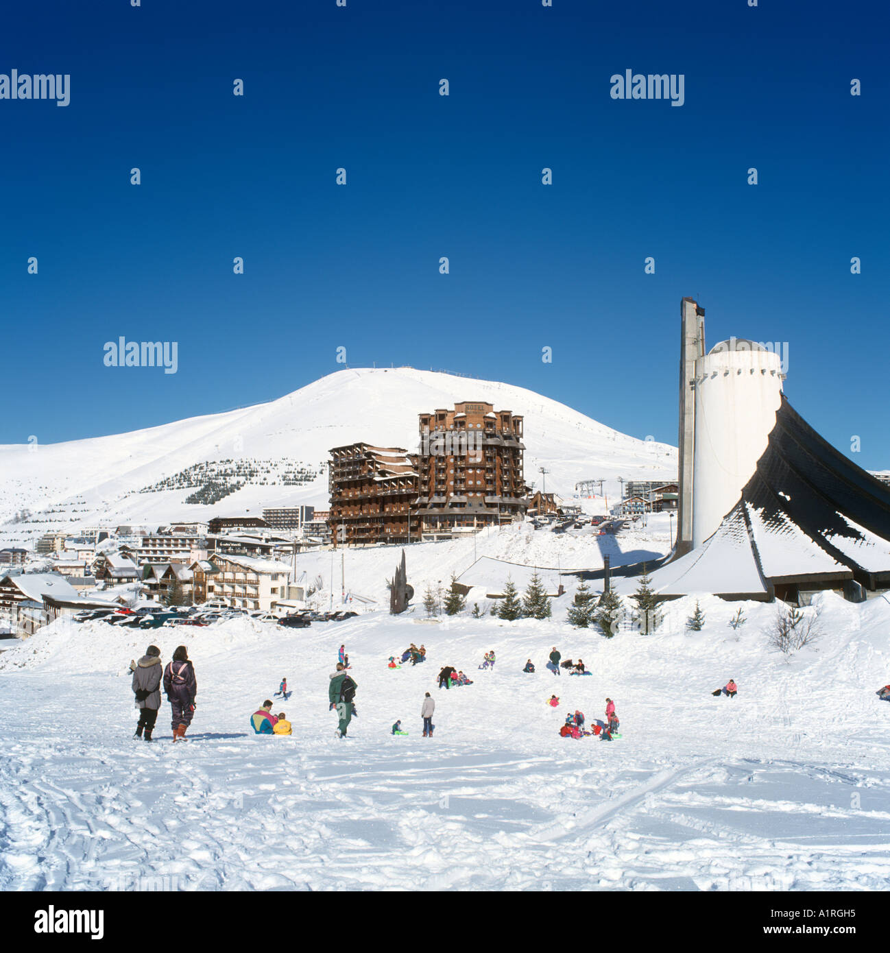 Kirche, Pierre et Vacances Wohnungen und Royal Ours Blanc Hotel, Ortszentrum, Alpe d ' Huez, Isere, Französische Alpen, Frankreich Stockfoto