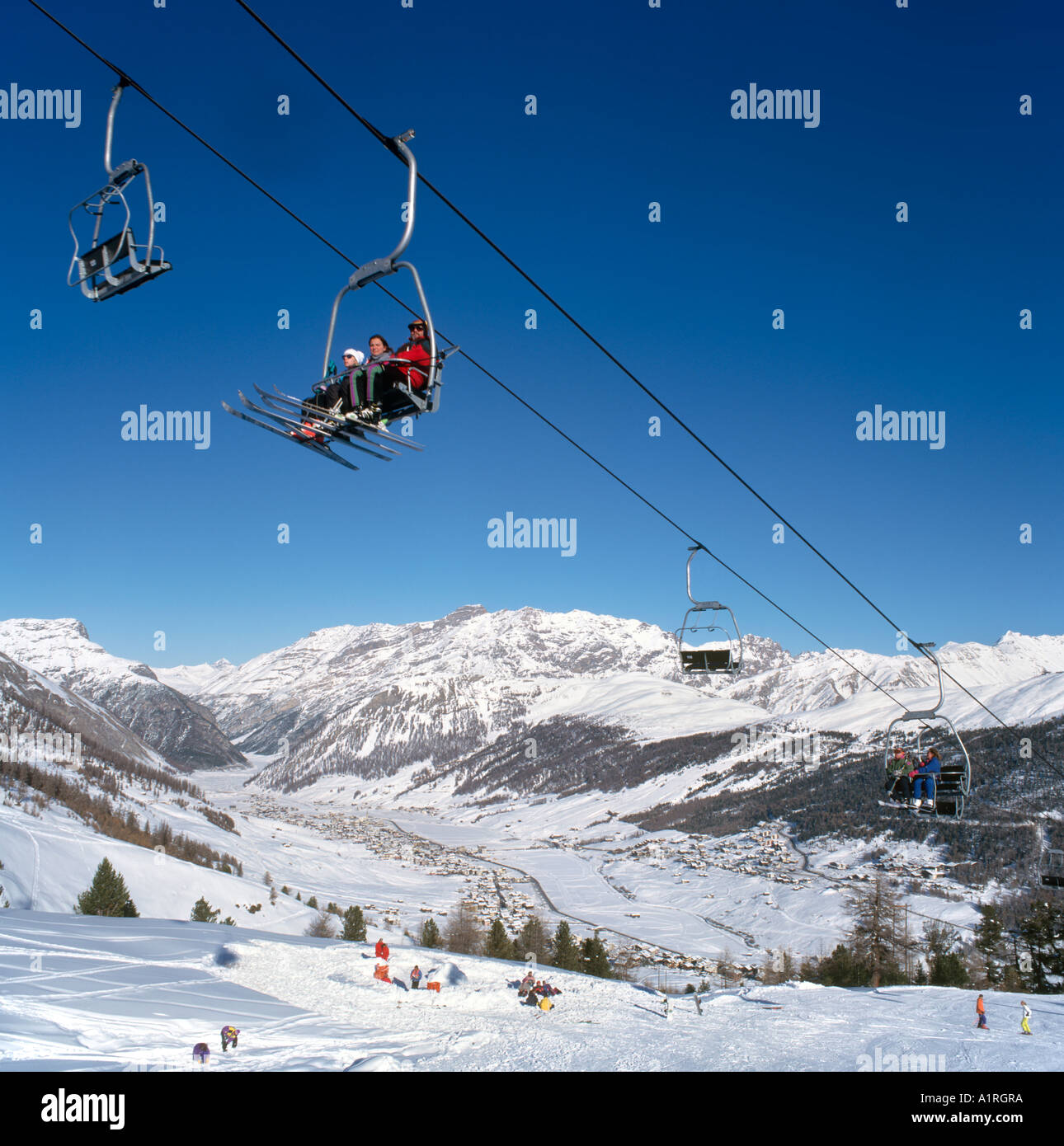 Piste und Stuhl heben Carosello Ski Area Livigno Italienische Alpen Italien Stockfoto
