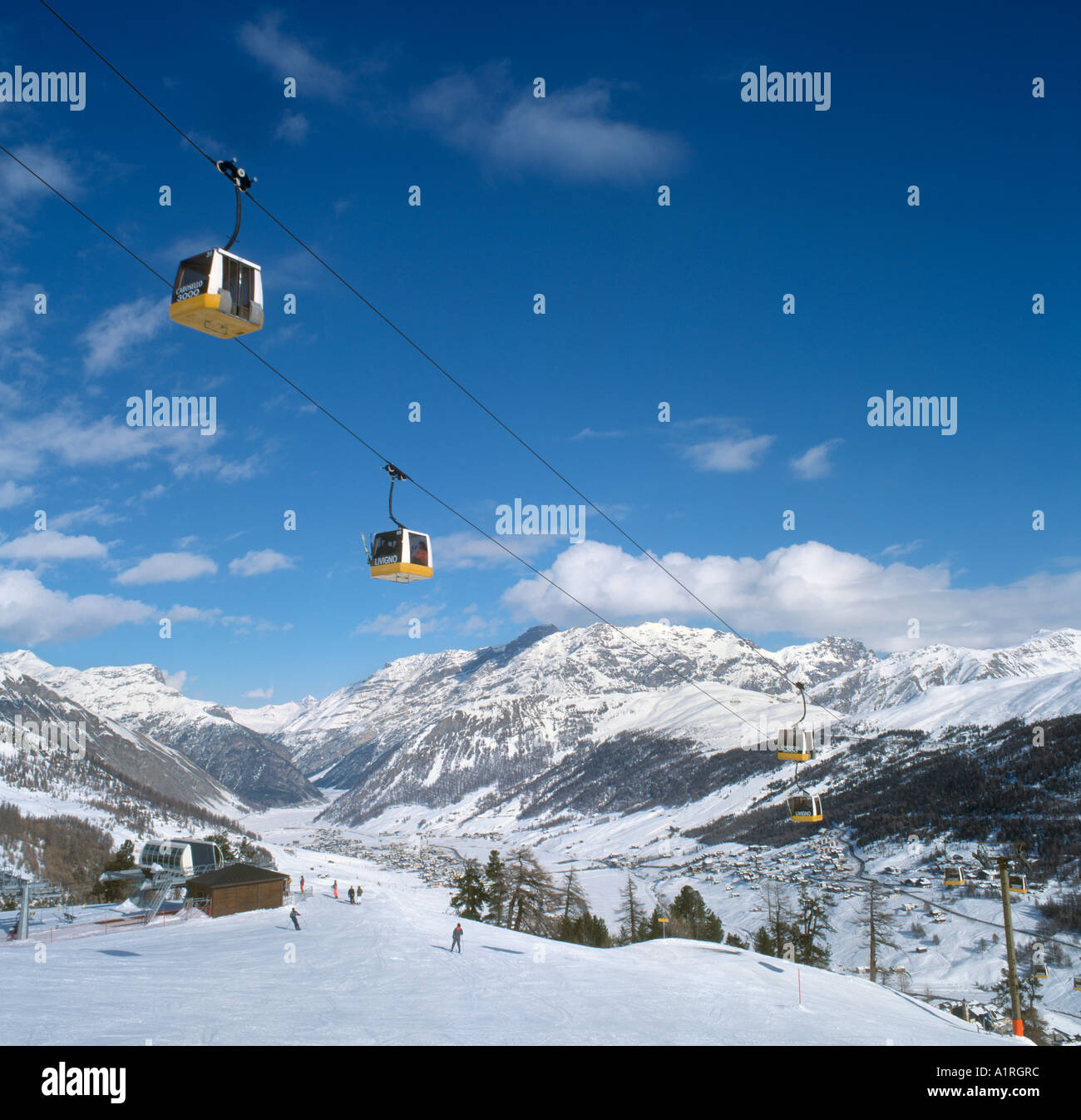 Piste und Carosello 3000 Gondel, Carosello-Skigebiet, Livigno, Italienische Alpen, Italien Stockfoto