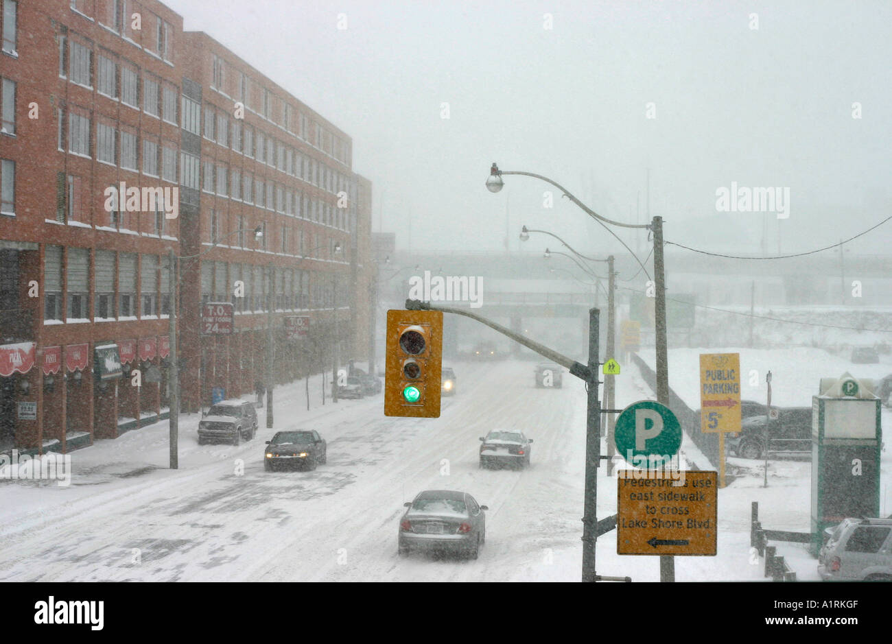 Winter, fahren in der Stadt: Winter fahren in der Stadt: Schnee weicht einer Schnee bedeckten Straßenbild in der Innenstadt von Toronto Stockfoto