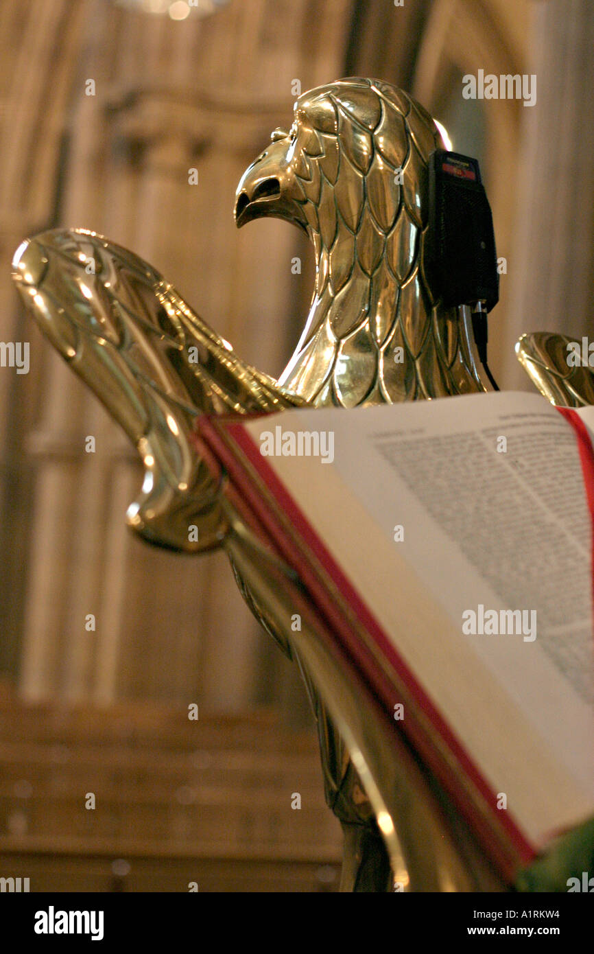 Goldene Rednerpult: Eine Skulptur von einem großen Messing Vogel hält eine Bibel Stockfoto