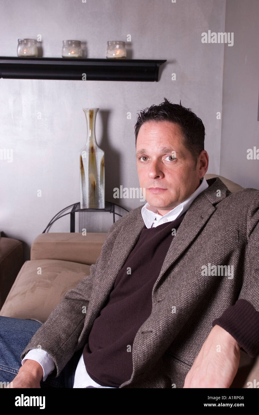 Portrait Mann mittleren Alters im Innenbereich Stockfoto