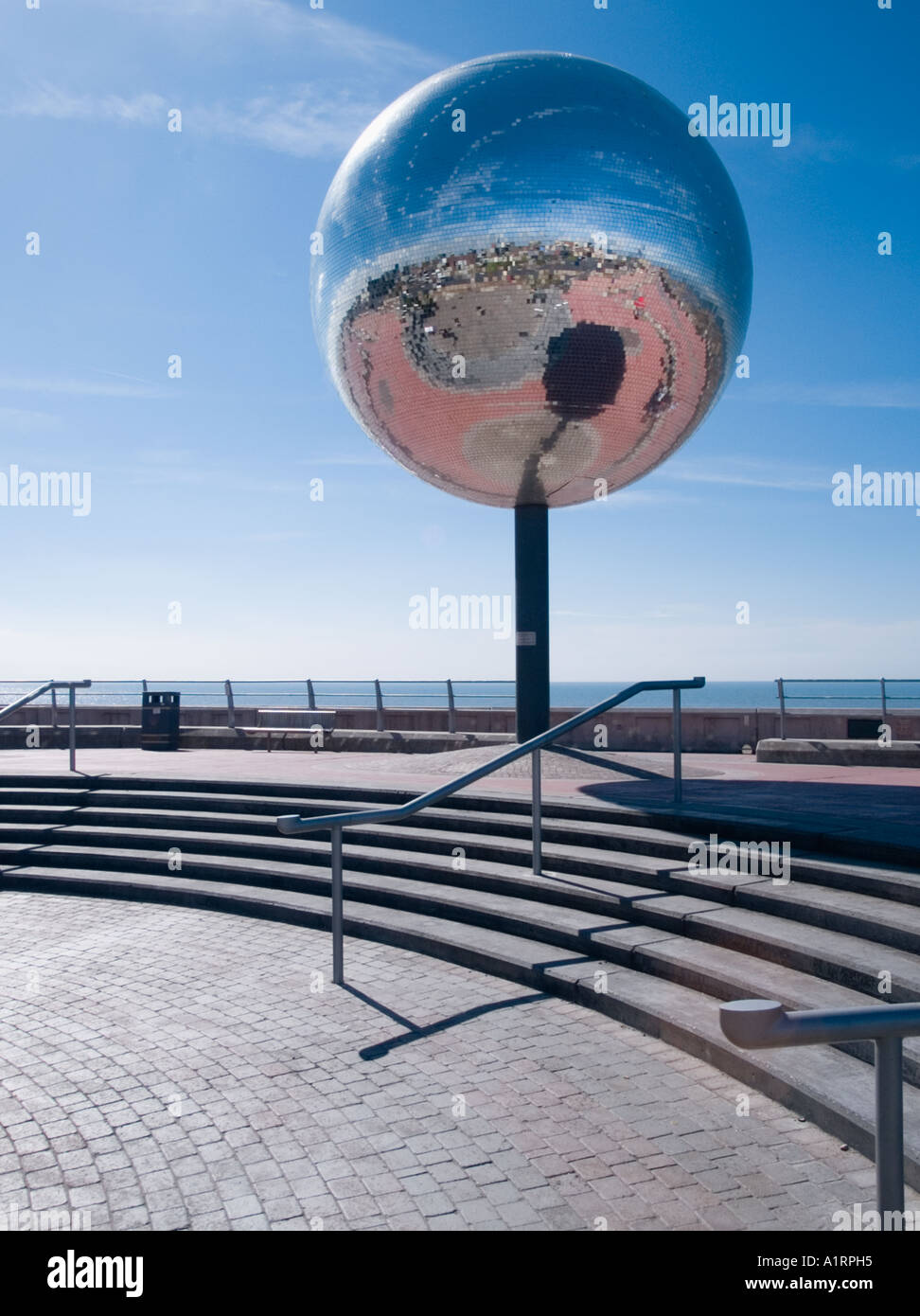 Die größte Discokugel der Welt auf Blackpool Promenade Stockfotografie -  Alamy